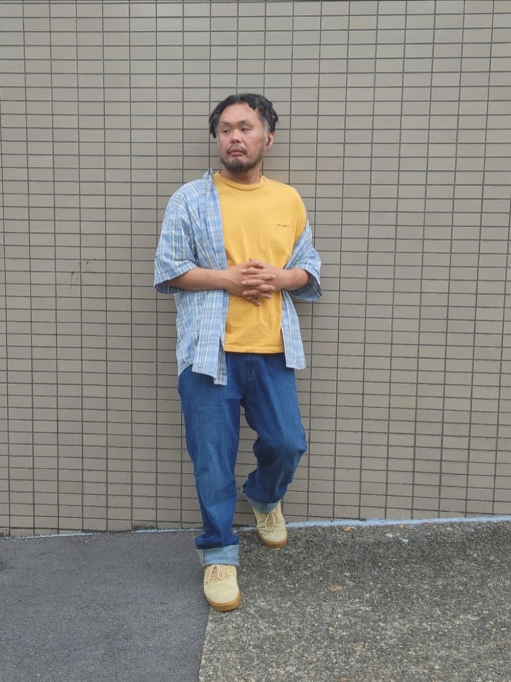 ブルー系のデニムパンツ、ベージュ系のスニーカー、ブルー系のシャツ/ブラウスを着用したメンズの春コーディネートの3枚目の写真