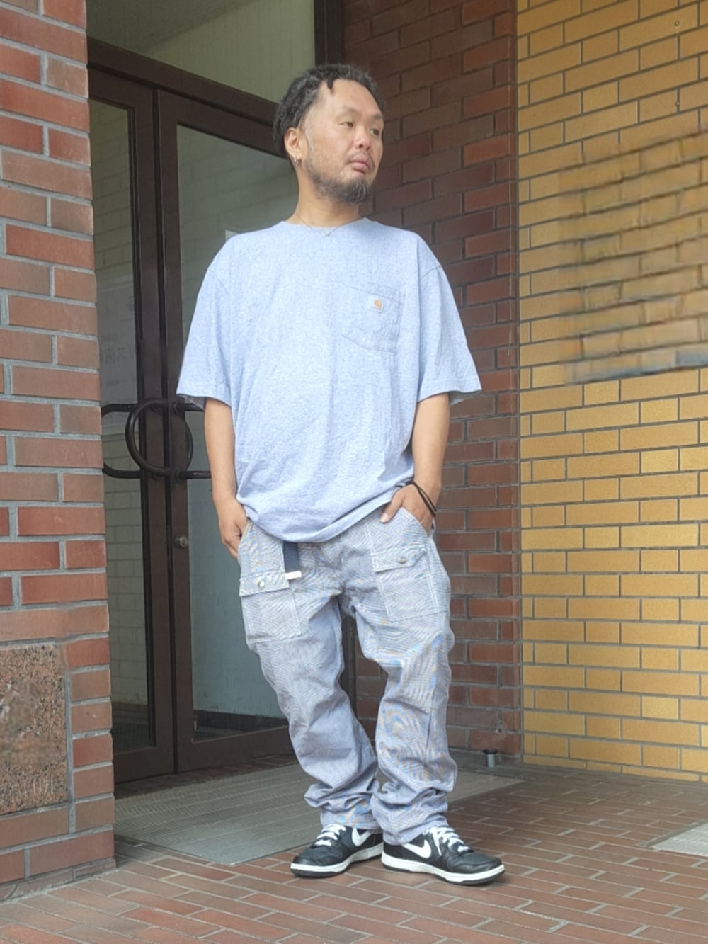 ブラック系のスニーカー、その他のカーゴパンツ、グレー系のTシャツ/カットソーを着用したメンズの春コーディネートの3枚目の写真