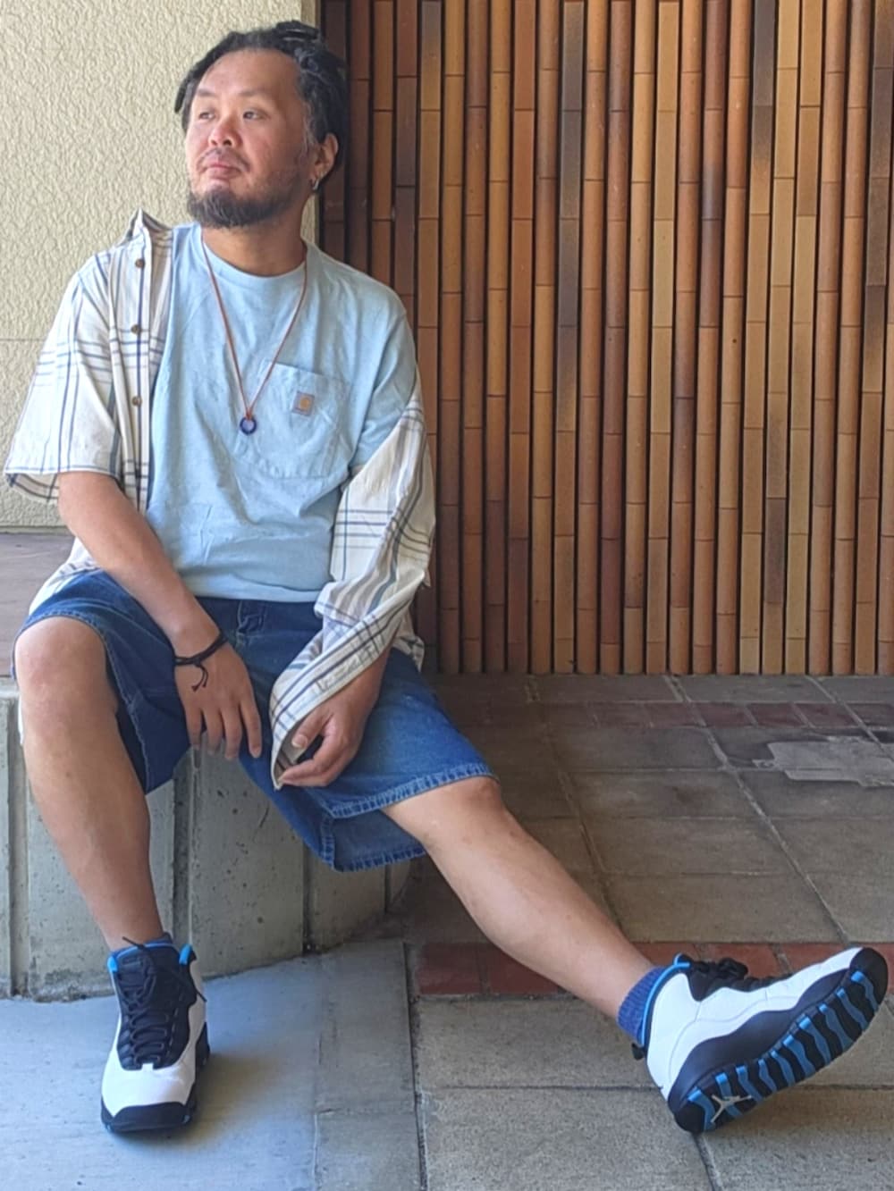 ホワイト系のスニーカー、ブルー系のデニムパンツ、ブルー系のTシャツ/カットソーを着用したメンズの夏コーディネートの5枚目の写真