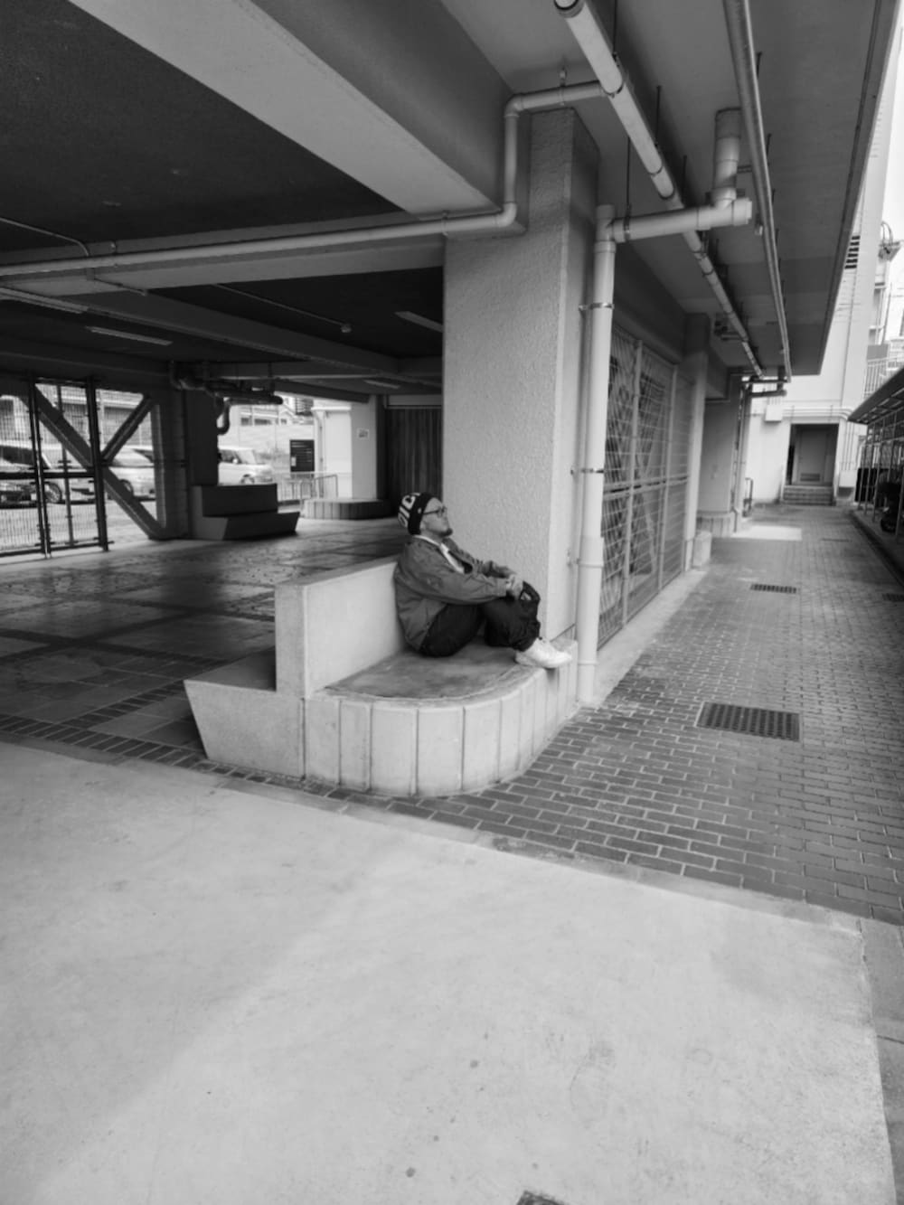 ブルー系のデニムパンツ、ホワイト系のスニーカー、ブラウン系のブルゾンを着用したメンズの春コーディネートの5枚目の写真