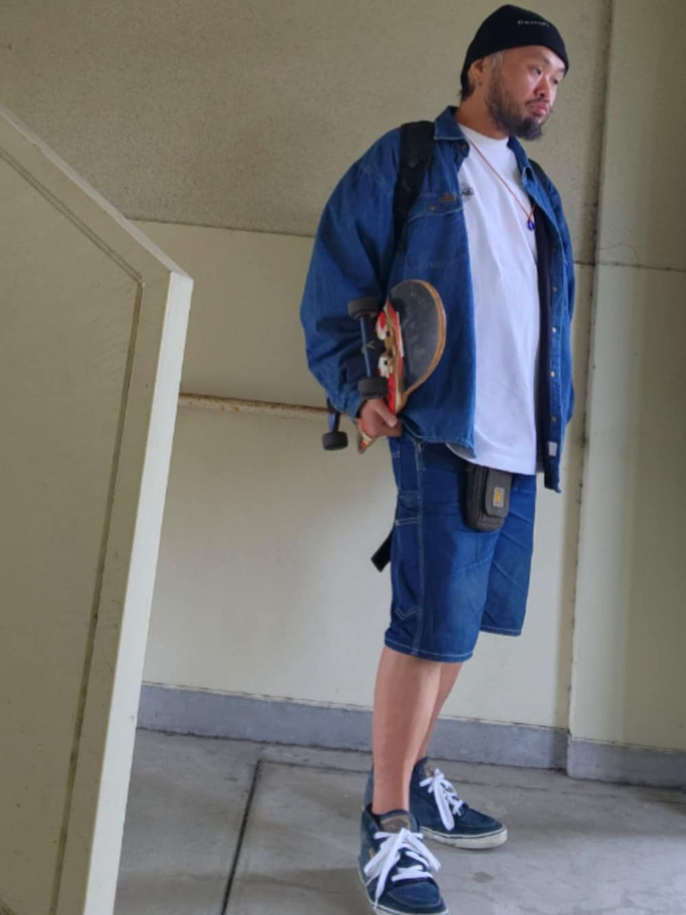 ブルー系のデニムパンツ、ブルー系のスニーカー、ブラック系のバックパック/リュックを着用したメンズの春コーディネートの4枚目の写真