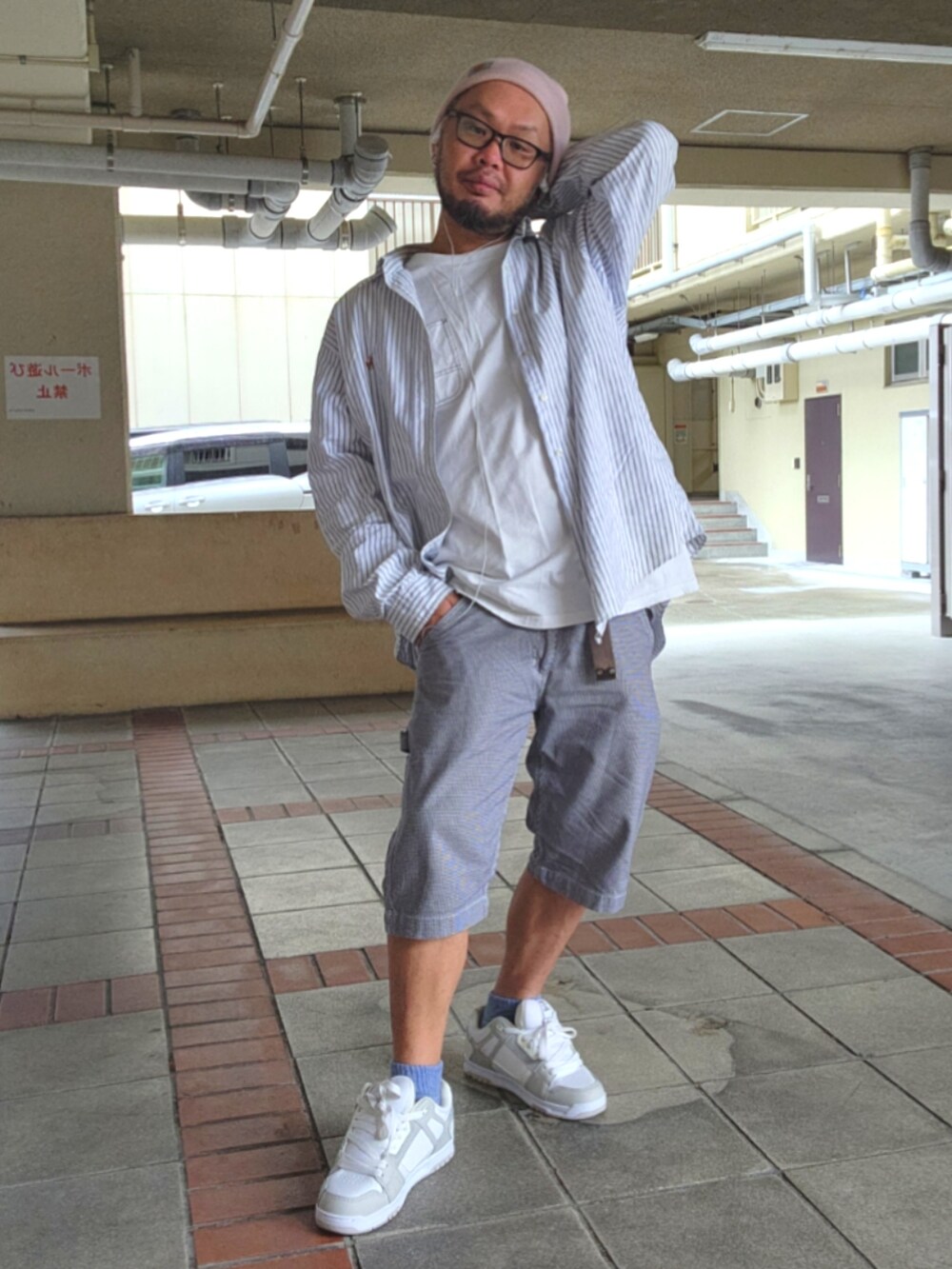 ホワイト系のスニーカー、ホワイト系のTシャツ/カットソー、ホワイト系のシャツ/ブラウスを着用したメンズの春コーディネートの5枚目の写真