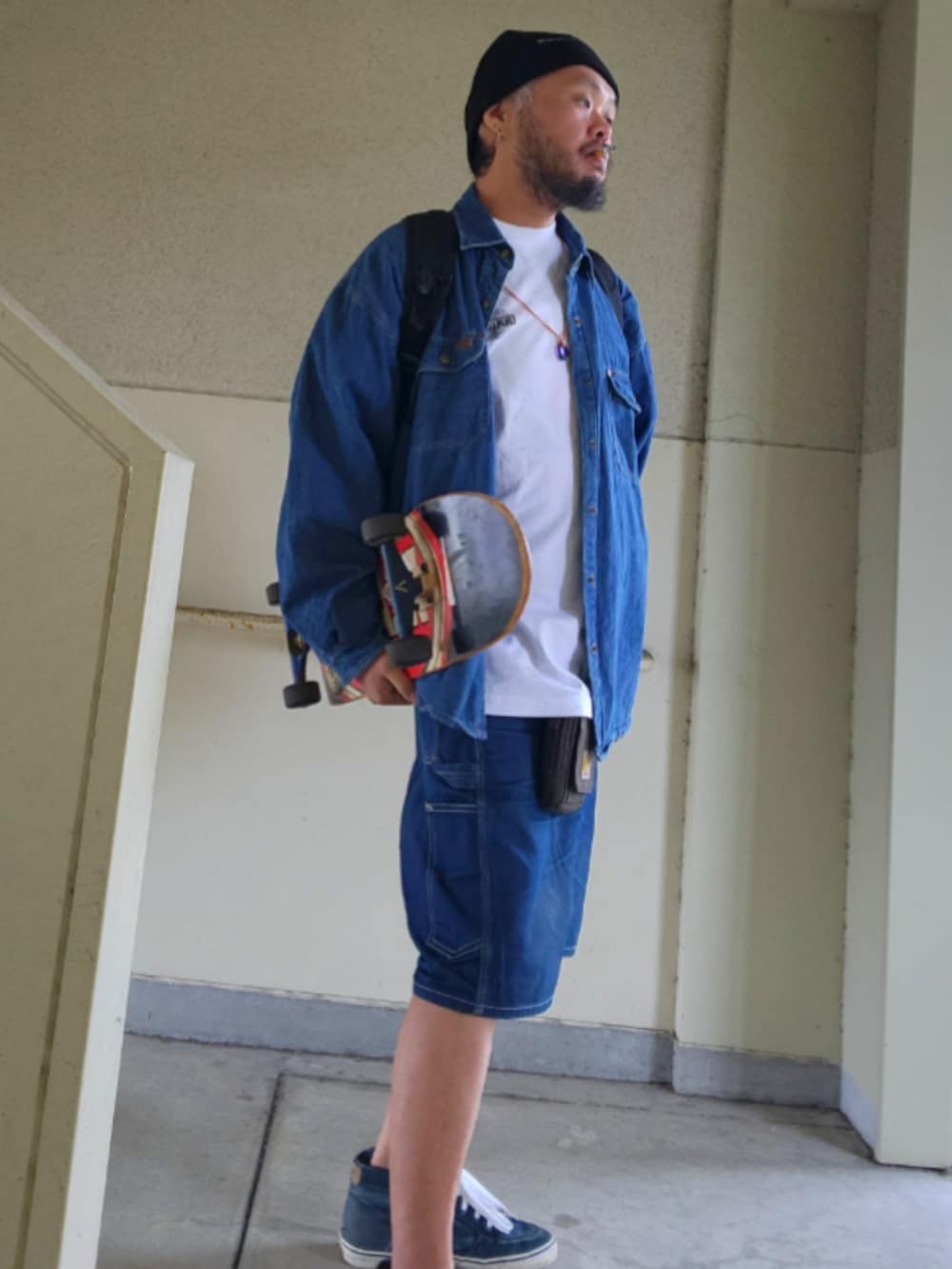 ブルー系のデニムパンツ、ブルー系のスニーカー、ブラック系のバックパック/リュックを着用したメンズの春コーディネートの3枚目の写真