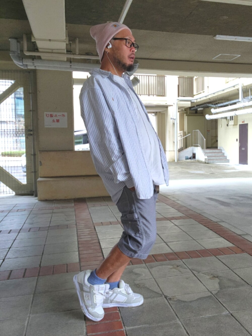 ホワイト系のスニーカー、ホワイト系のTシャツ/カットソー、ホワイト系のシャツ/ブラウスを着用したメンズの春コーディネートの3枚目の写真