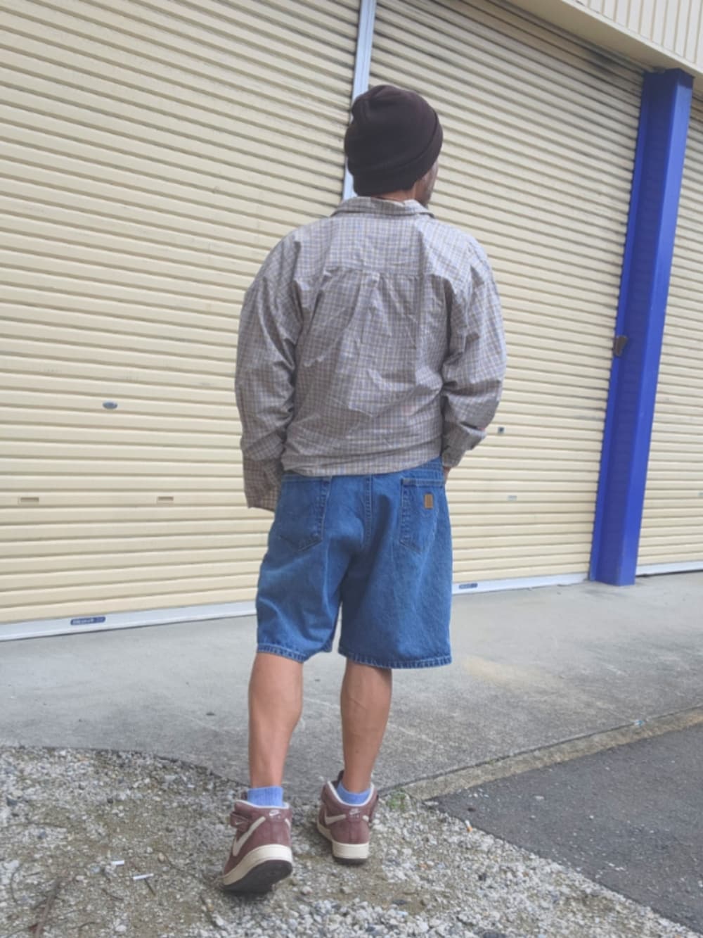 ブラウン系のスニーカー、ブルー系のデニムパンツ、ベージュ系のTシャツ/カットソーを着用したメンズの春コーディネートの5枚目の写真