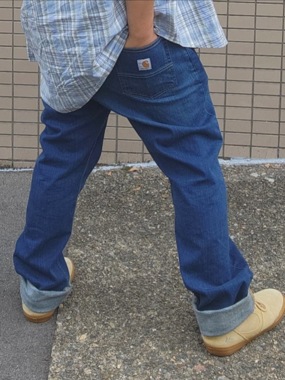 ブルー系のデニムパンツ、ベージュ系のスニーカー、ブルー系のシャツ/ブラウスを着用したメンズの春コーディネートの2枚目の写真