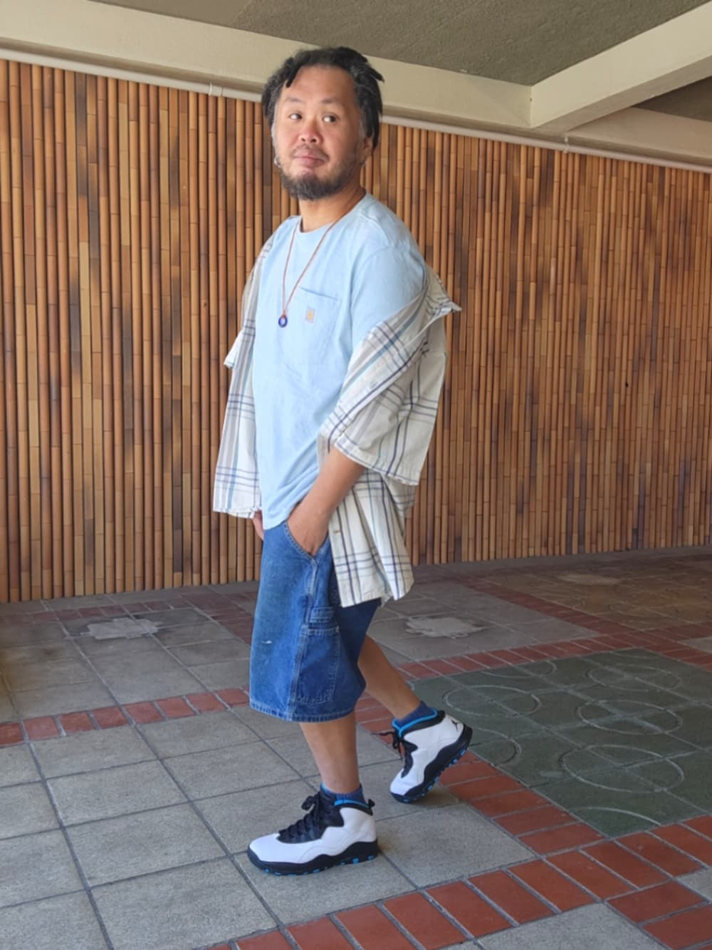 ホワイト系のスニーカー、ブルー系のデニムパンツ、ブルー系のTシャツ/カットソーを着用したメンズの夏コーディネートの2枚目の写真