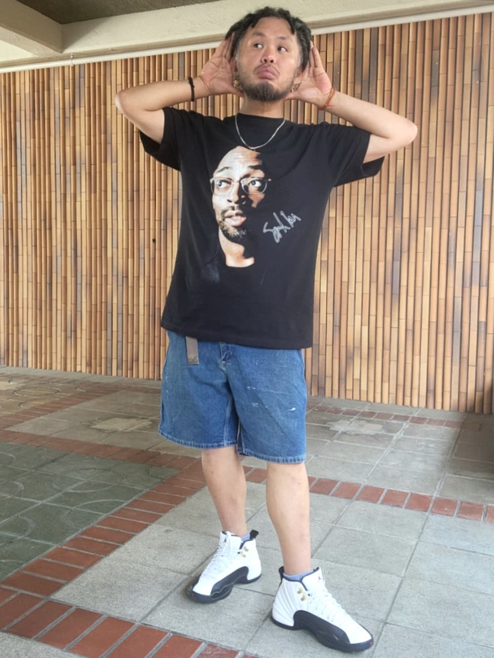 ホワイト系のスニーカー、ブルー系のデニムパンツ、ブラック系のTシャツ/カットソーを着用したメンズの夏コーディネートの2枚目の写真