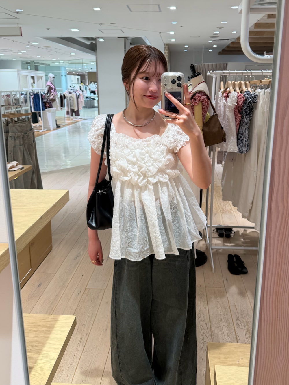ホワイト系のシャツ/ブラウス、ブルー系のデニムパンツ、ブラック系のパンプスを着用したレディースの夏コーディネートの2枚目の写真