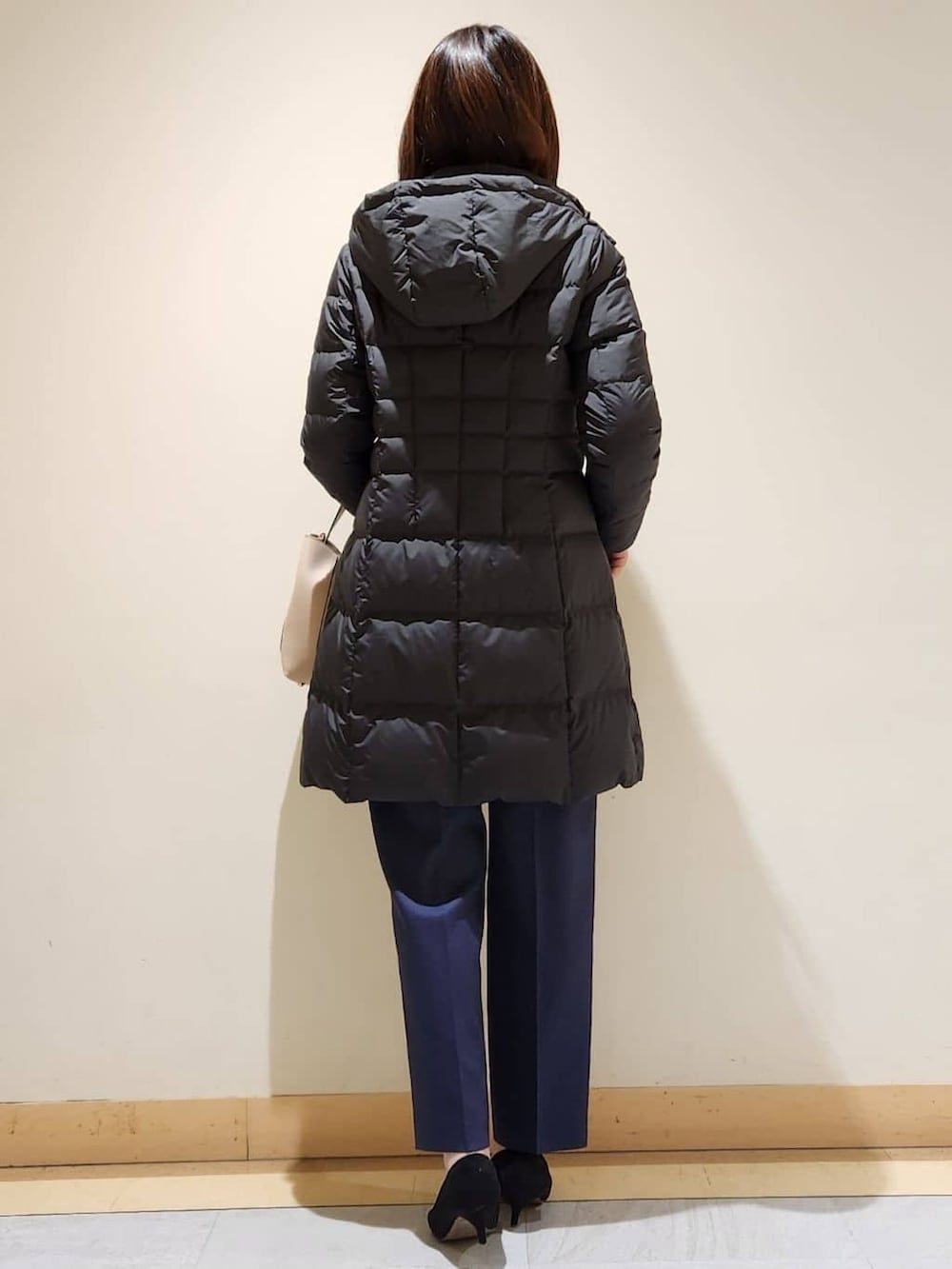 ブラック系のダウンジャケット/コート、ブルー系のノーカラージャケット、ブルー系のその他パンツを着用したレディースの冬コーディネートの3枚目の写真