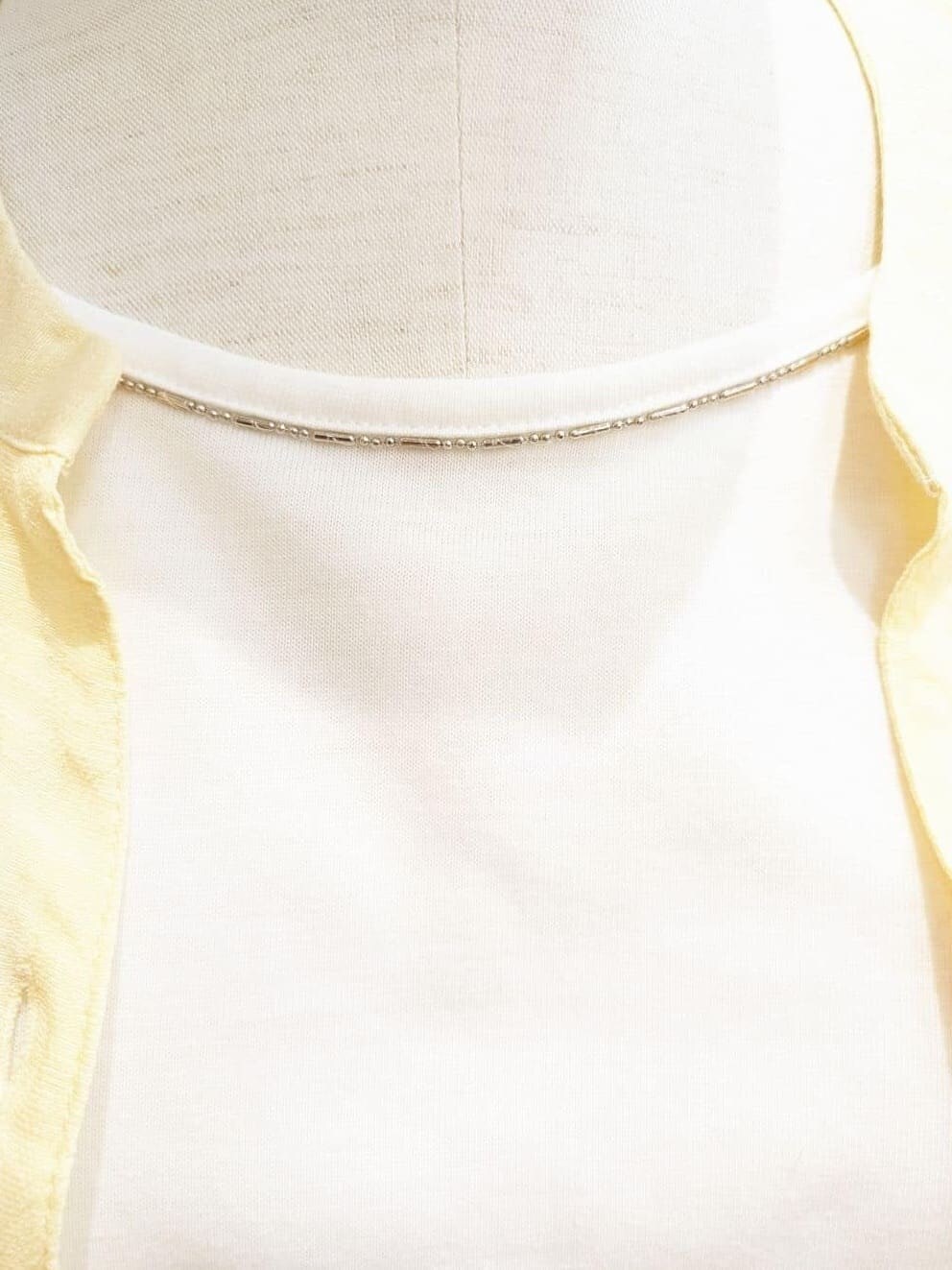 イエロー系のシャツ/ブラウス、ブルー系のその他パンツ、ベージュ系のサンダルを着用したレディースの夏コーディネートの2枚目の写真