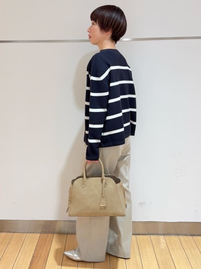 ブルー系のニット/セーター、ベージュ系のその他パンツ、シルバー系のその他シューズを着用したレディースの冬コーディネートの4枚目の写真