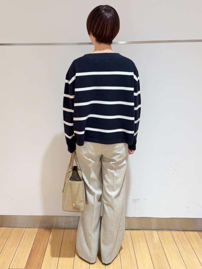 ブルー系のニット/セーター、ベージュ系のその他パンツ、シルバー系のその他シューズを着用したレディースの冬コーディネートの3枚目の写真