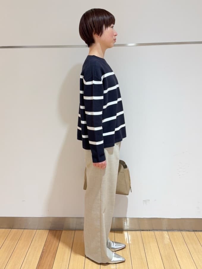 ブルー系のニット/セーター、ベージュ系のその他パンツ、シルバー系のその他シューズを着用したレディースの冬コーディネートの2枚目の写真