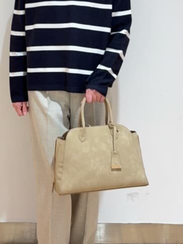 ブルー系のニット/セーター、ベージュ系のその他パンツ、シルバー系のその他シューズを着用したレディースの冬コーディネートの5枚目の写真