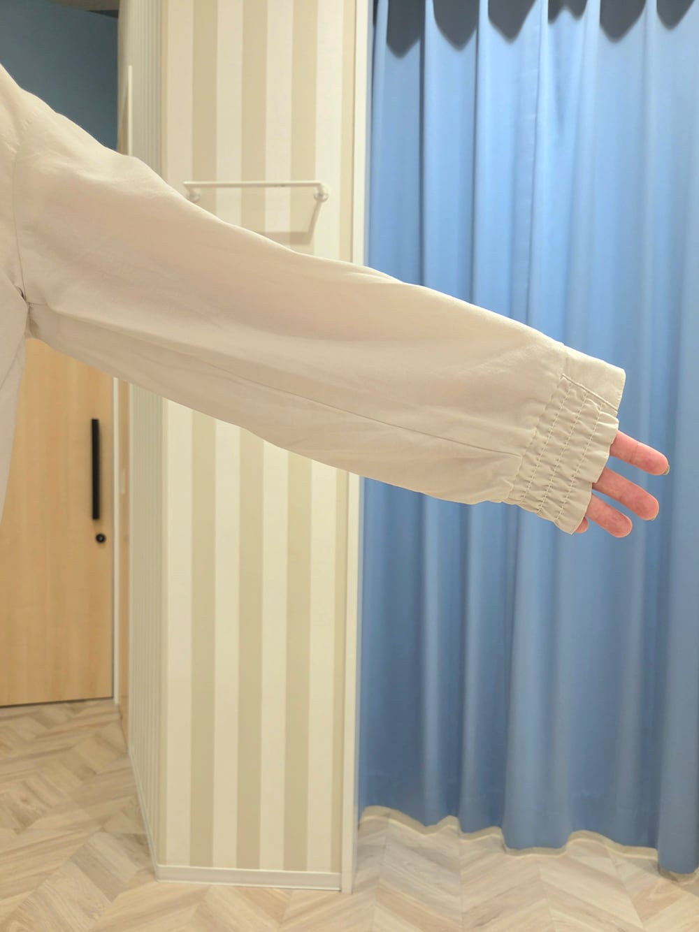 ベージュ系のシャツ/ブラウス、ホワイト系のTシャツ/カットソー、ブラウン系のその他パンツを着用したレディースの秋コーディネートの5枚目の写真