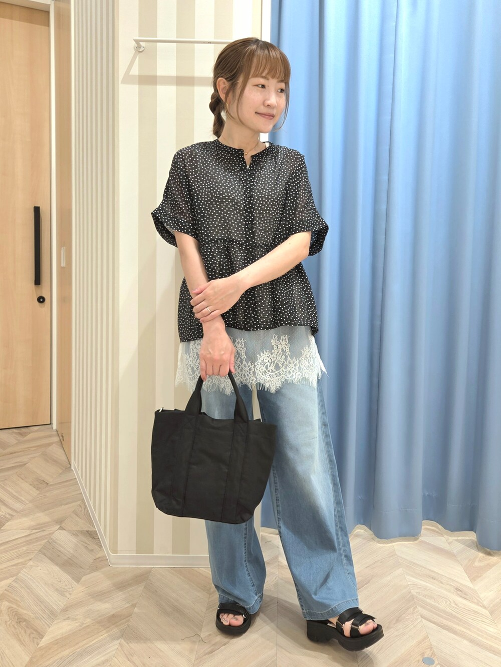 ブラック系のシャツ/ブラウス、ホワイト系のタンクトップ、ブルー系のその他パンツを着用したレディースの夏コーディネートの2枚目の写真