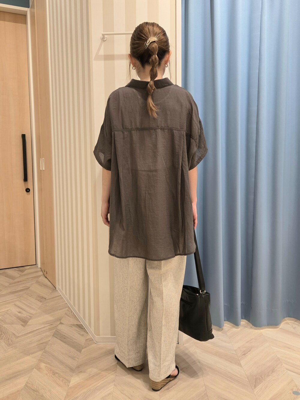グレー系のシャツ/ブラウス、ホワイト系のタンクトップ、ホワイト系のその他パンツを着用したレディースの春コーディネートの3枚目の写真