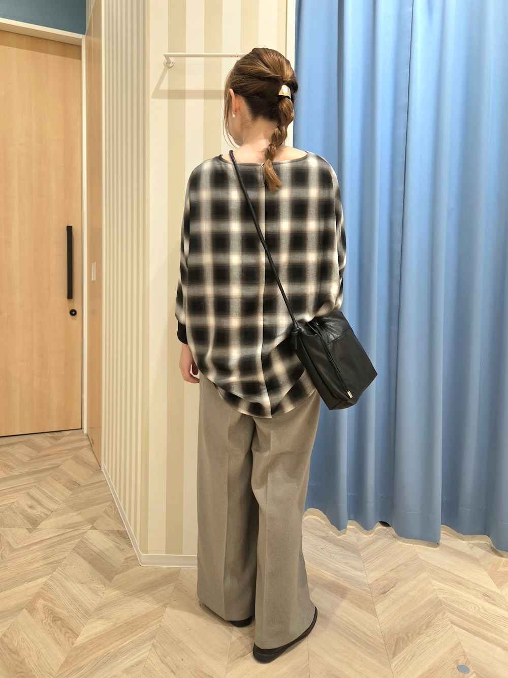 グレー系のシャツ/ブラウス、ベージュ系のその他パンツ、ブラック系のパンプスを着用したレディースの秋コーディネートの3枚目の写真