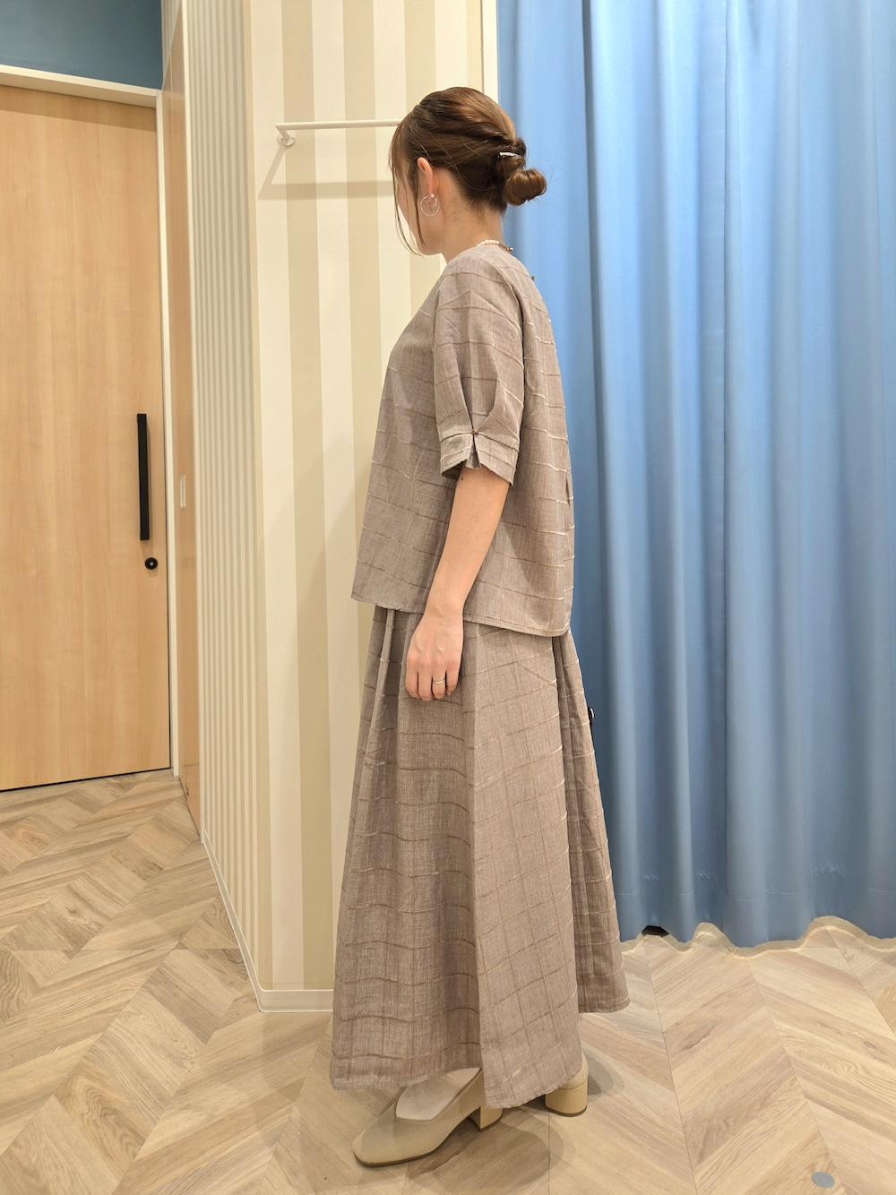 ベージュ系のシャツ/ブラウス、ベージュ系のスカート、ベージュ系のパンプスを着用したレディースの秋コーディネートの7枚目の写真