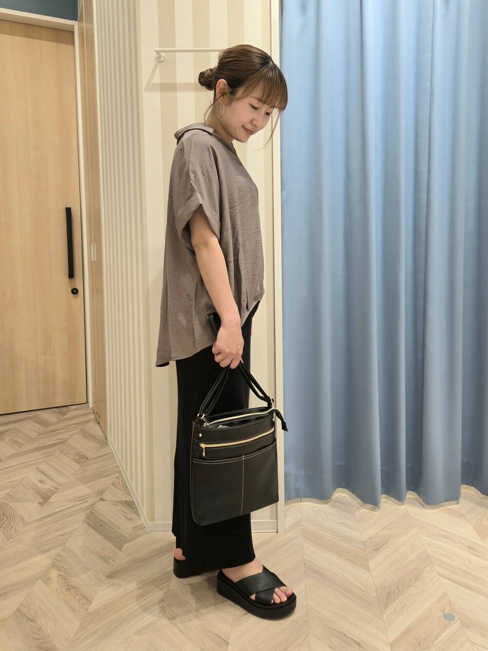 ブラウン系のシャツ/ブラウス、ブラック系のスカート、ブラック系のサンダルを着用したレディースの春コーディネートの2枚目の写真