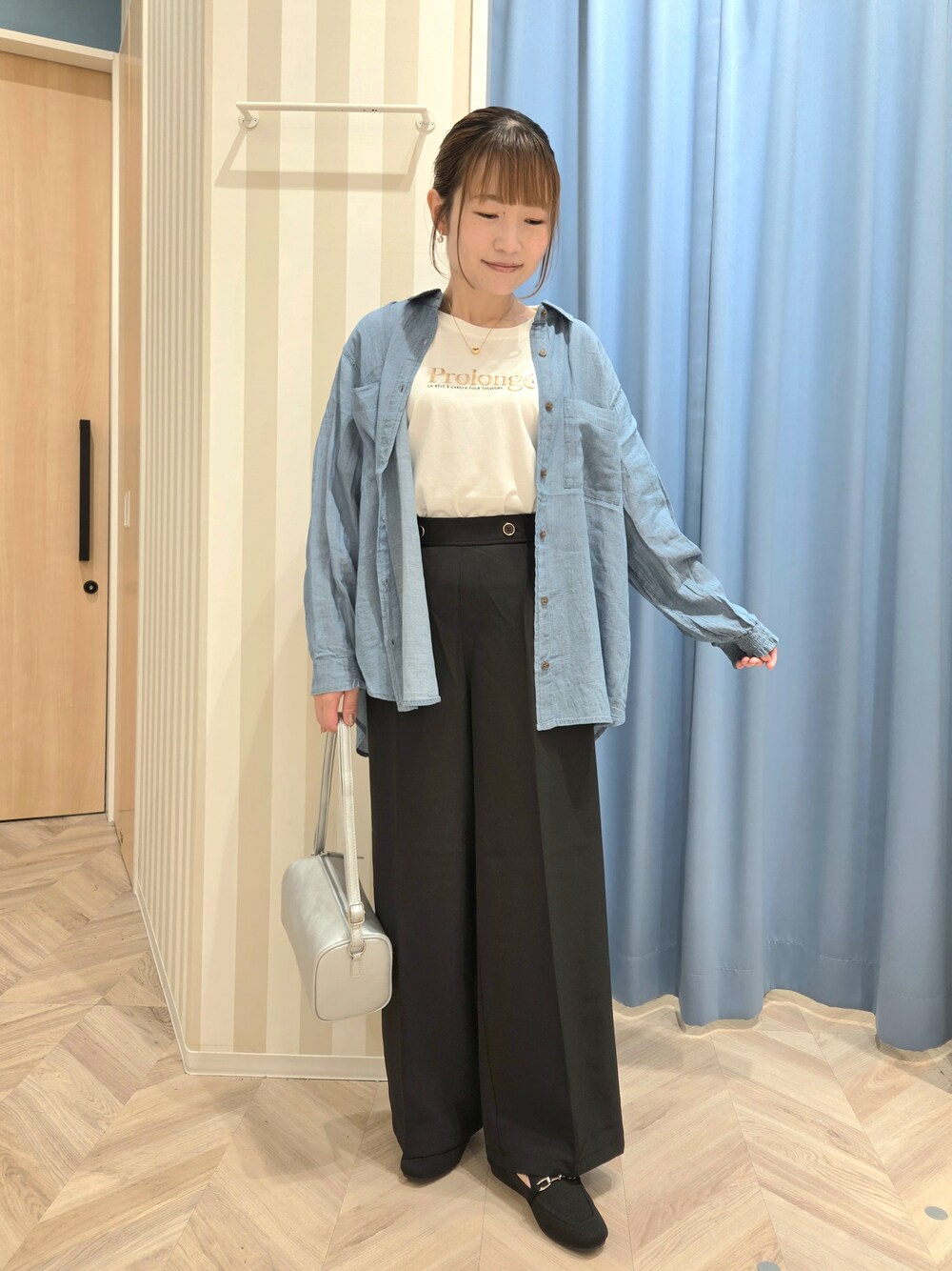 ブルー系のシャツ/ブラウス、ホワイト系のTシャツ/カットソー、ブラック系のその他パンツを着用したレディースの夏コーディネートの6枚目の写真