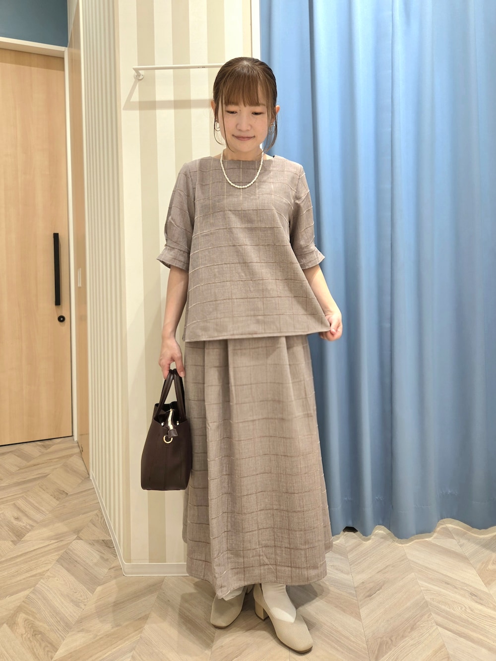 ベージュ系のシャツ/ブラウス、ベージュ系のスカート、ベージュ系のパンプスを着用したレディースの秋コーディネートの6枚目の写真