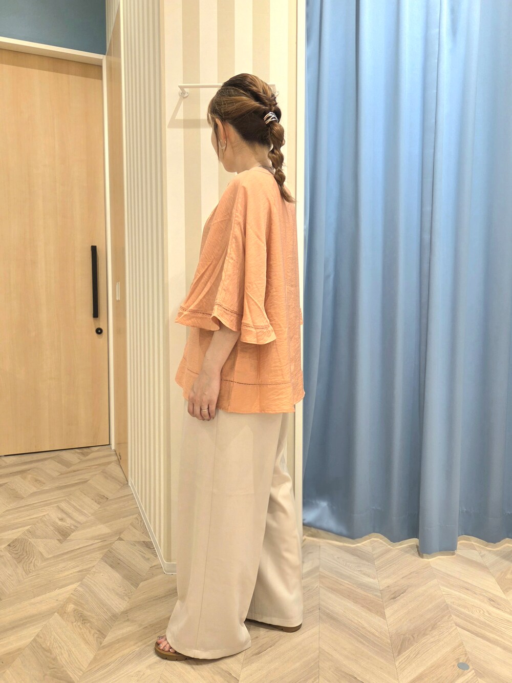 オレンジ系のシャツ/ブラウス、ホワイト系のタンクトップ、ベージュ系のその他パンツを着用したレディースの夏コーディネートの4枚目の写真