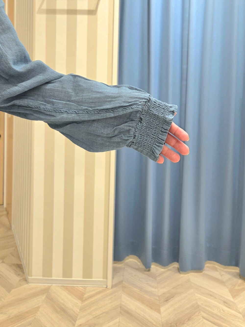 ブルー系のシャツ/ブラウス、ホワイト系のTシャツ/カットソー、ブラック系のその他パンツを着用したレディースの夏コーディネートの7枚目の写真