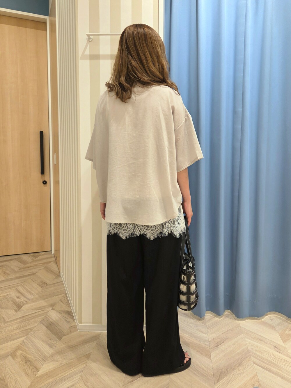 ベージュ系のシャツ/ブラウス、ホワイト系のタンクトップ、ブラック系のその他パンツを着用したレディースの夏コーディネートの3枚目の写真