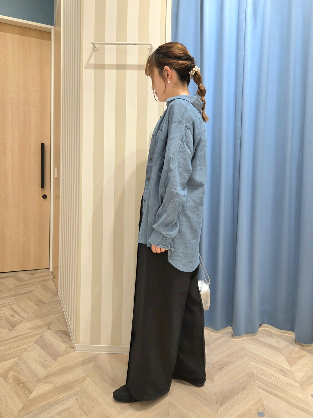 ブルー系のシャツ/ブラウス、ホワイト系のTシャツ/カットソー、ブラック系のその他パンツを着用したレディースの夏コーディネートの5枚目の写真