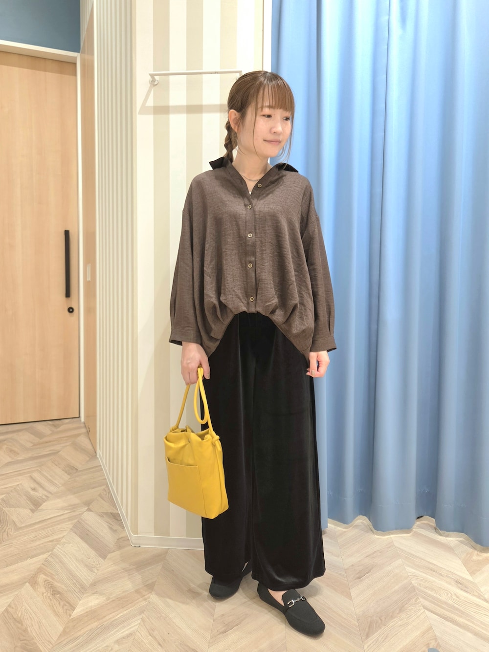 ブラウン系のシャツ/ブラウス、ブラック系のその他パンツ、ブラック系のその他シューズを着用したレディースの秋コーディネートの5枚目の写真