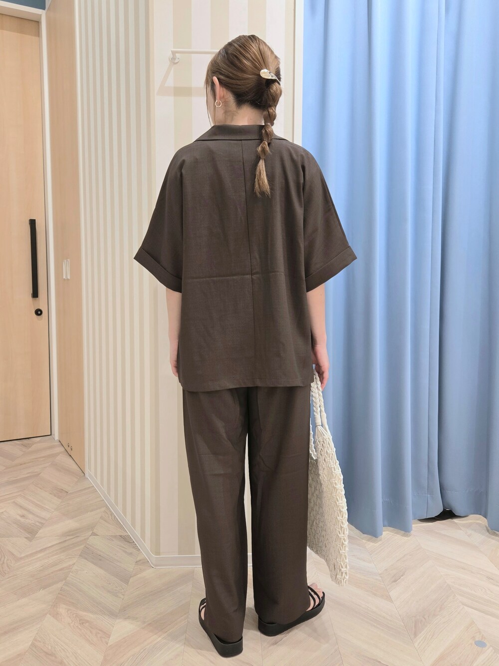 ブラウン系のテーラードジャケット、ホワイト系のTシャツ/カットソー、ブラウン系のその他パンツを着用したレディースの春コーディネートの3枚目の写真