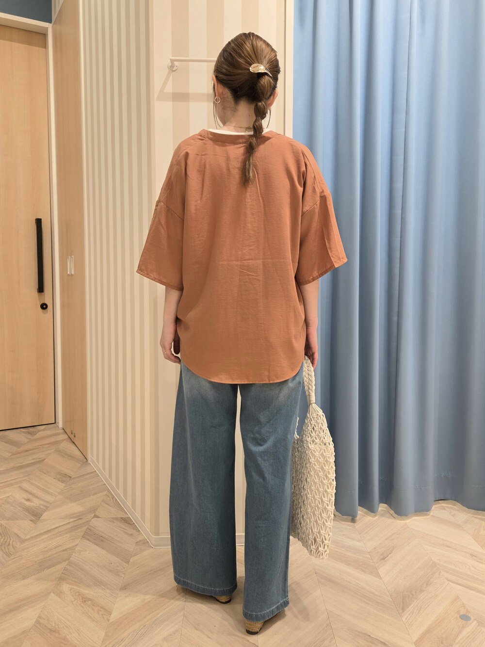 ホワイト系のTシャツ/カットソー、オレンジ系のシャツ/ブラウス、ブルー系のその他パンツを着用したレディースの春コーディネートの3枚目の写真