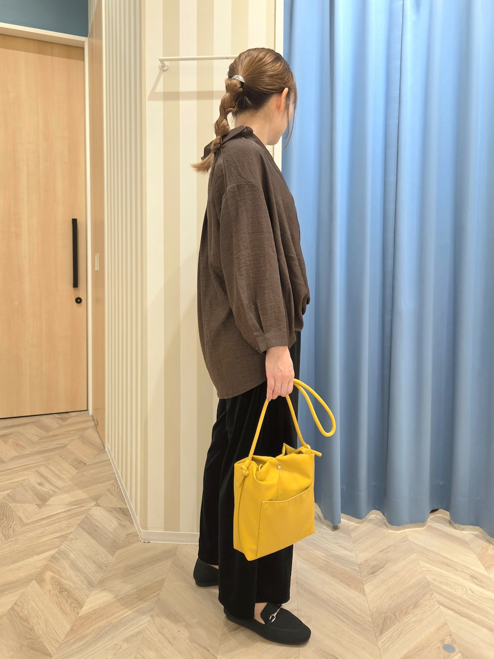 ブラウン系のシャツ/ブラウス、ブラック系のその他パンツ、ブラック系のその他シューズを着用したレディースの秋コーディネートの2枚目の写真