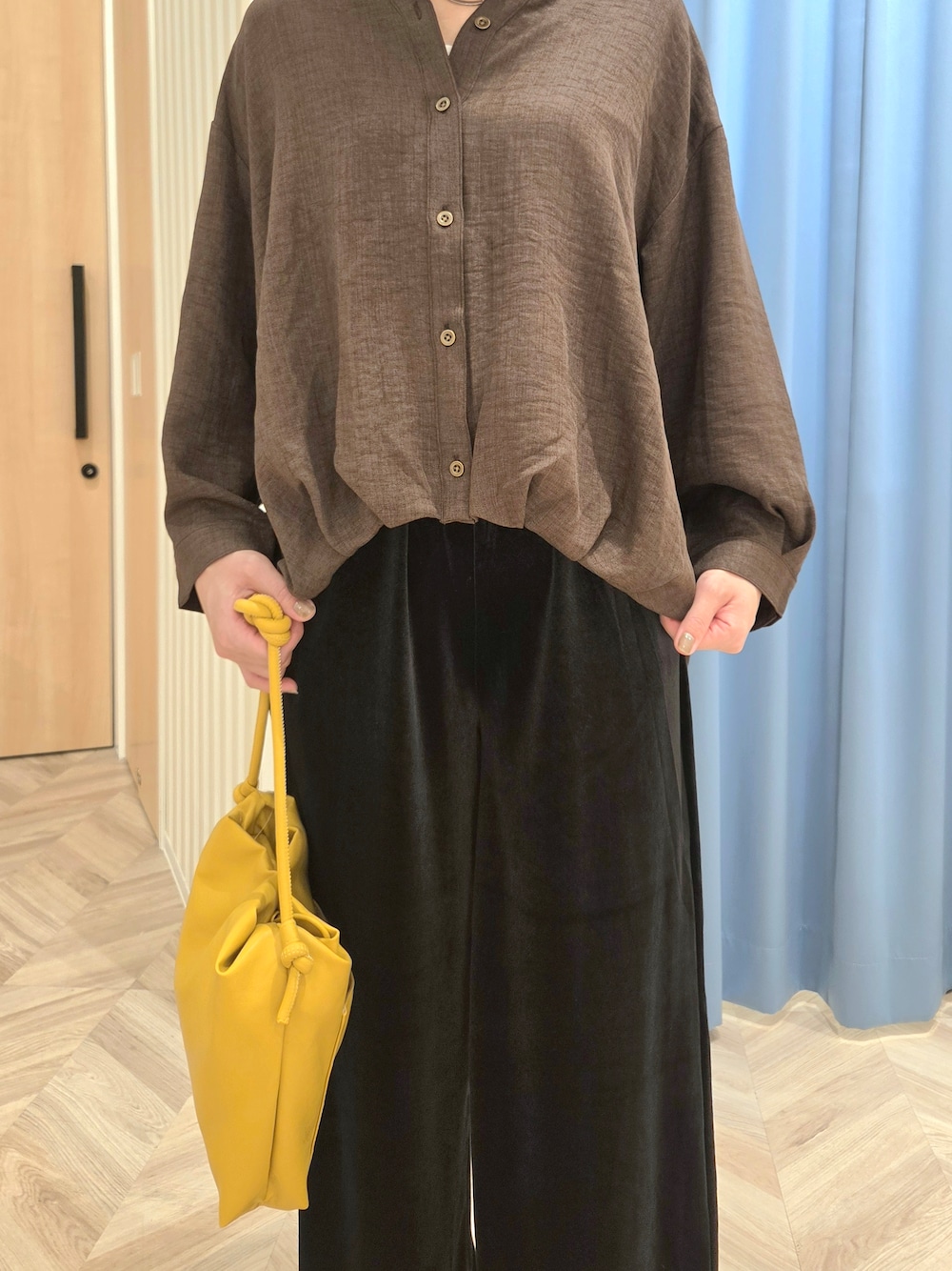 ブラウン系のシャツ/ブラウス、ブラック系のその他パンツ、ブラック系のその他シューズを着用したレディースの秋コーディネートの6枚目の写真
