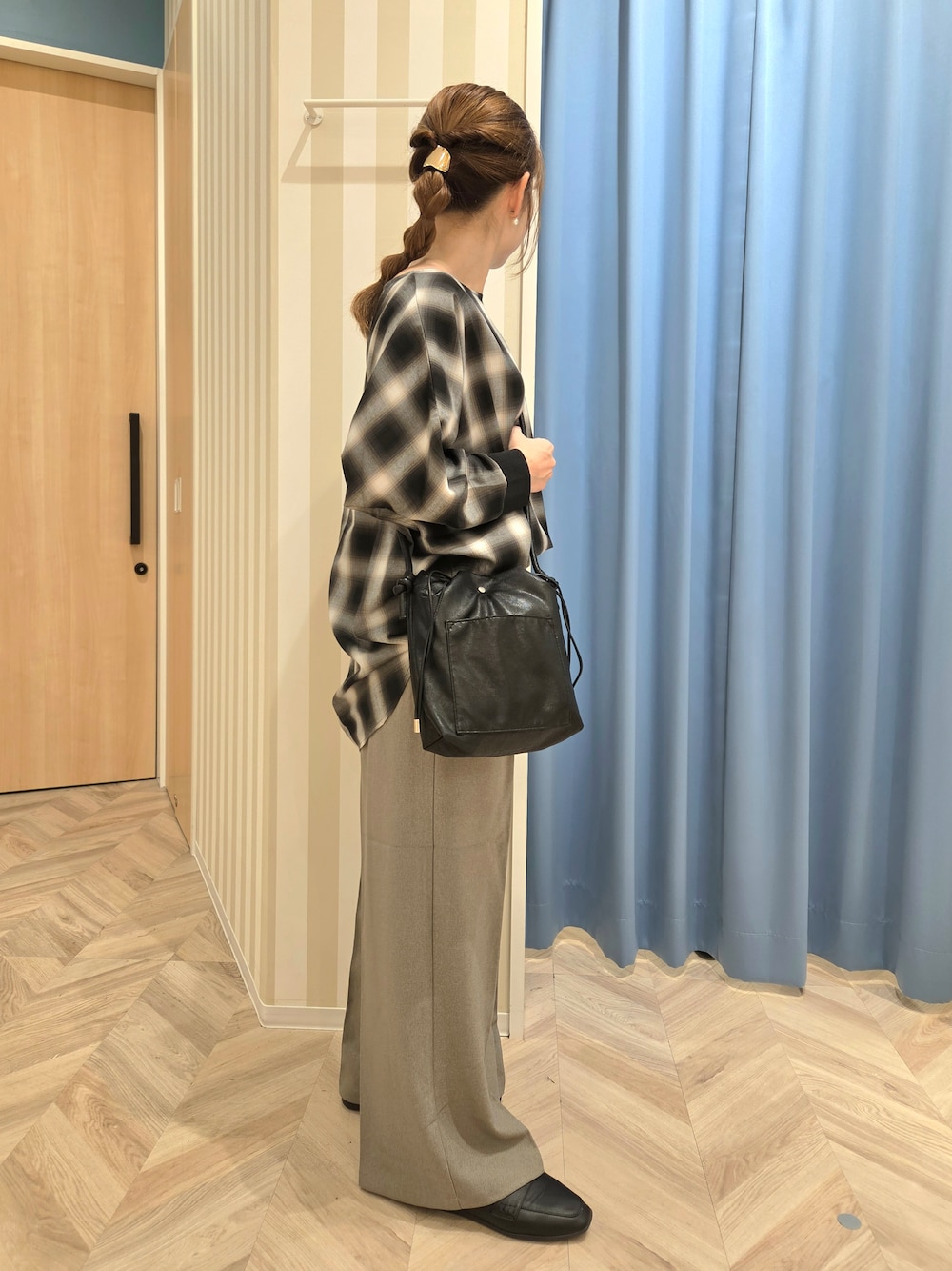 グレー系のシャツ/ブラウス、ベージュ系のその他パンツ、ブラック系のパンプスを着用したレディースの秋コーディネートの2枚目の写真