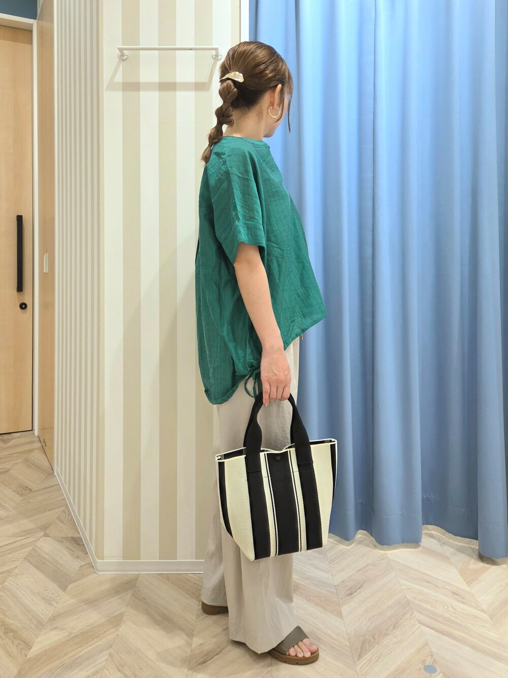 グリーン系のシャツ/ブラウス、ベージュ系のその他パンツ、ブラウン系のサンダルを着用したレディースの夏コーディネートの2枚目の写真