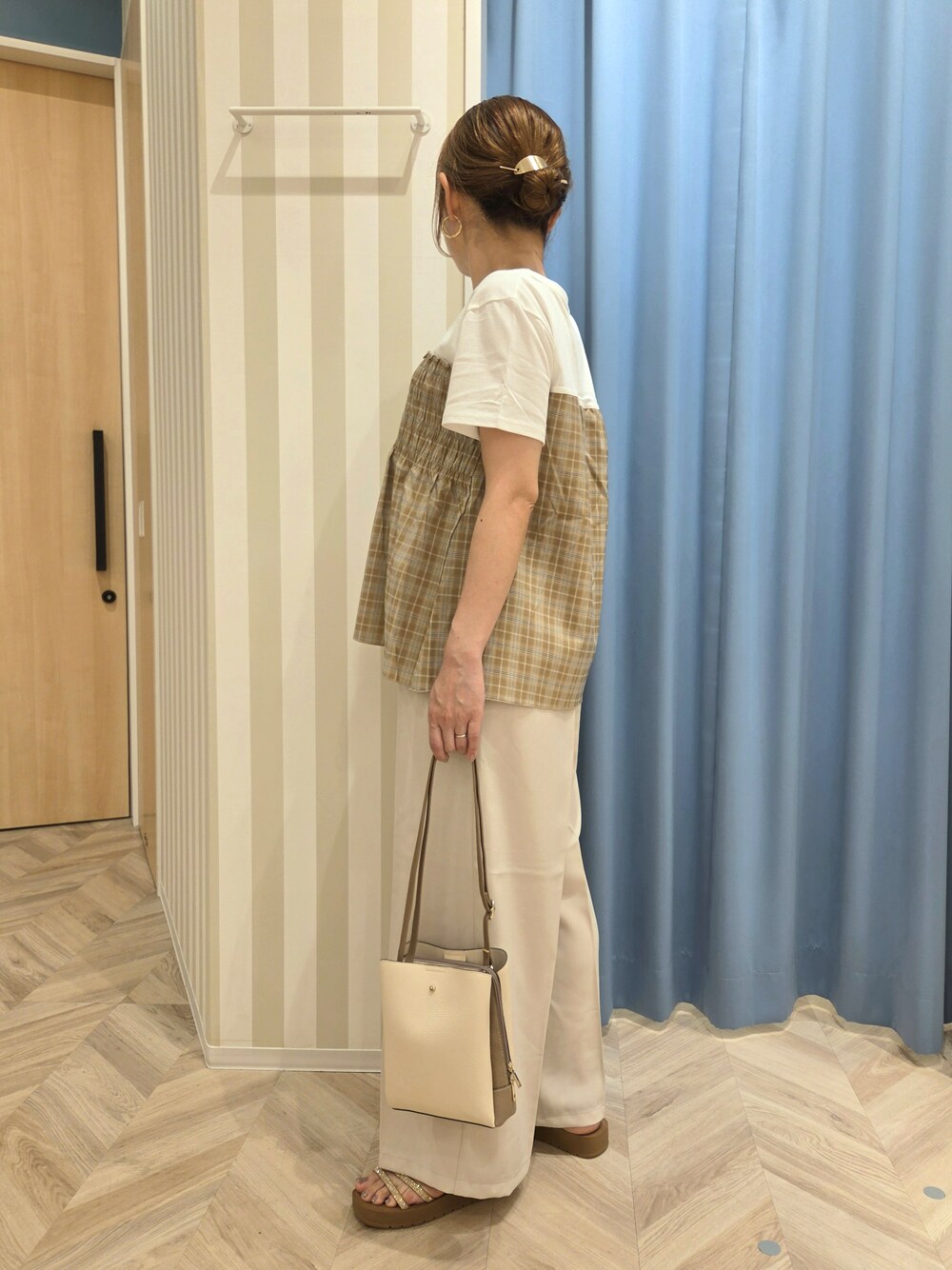 ベージュ系のTシャツ/カットソー、ベージュ系のその他パンツ、ベージュ系のサンダルを着用したレディースの夏コーディネートの4枚目の写真
