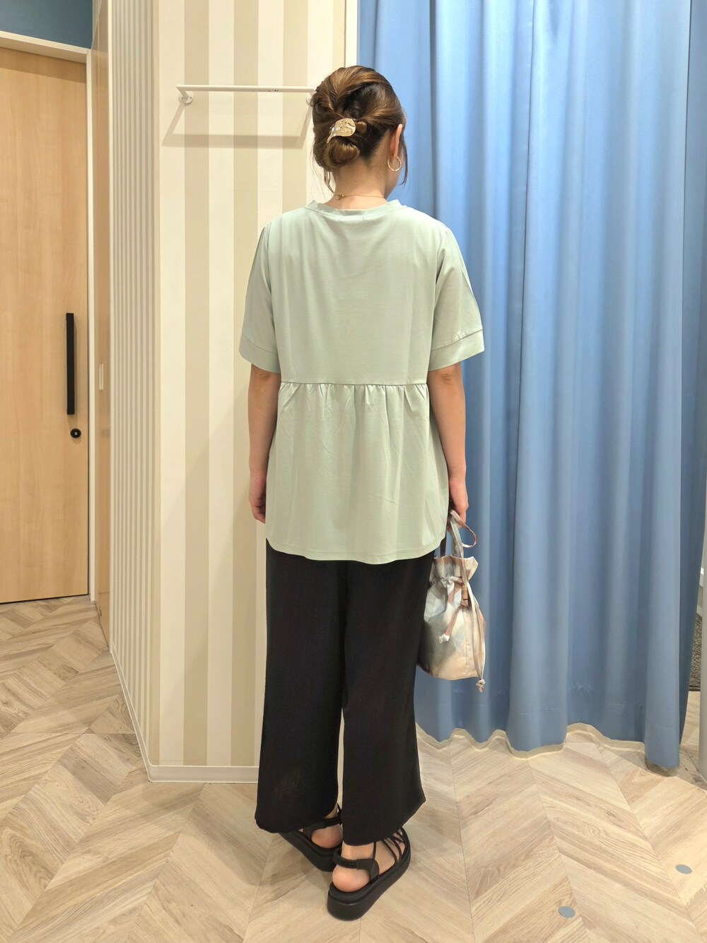グリーン系のTシャツ/カットソー、ベージュ系のショルダーバッグを着用したレディースの夏コーディネートの4枚目の写真