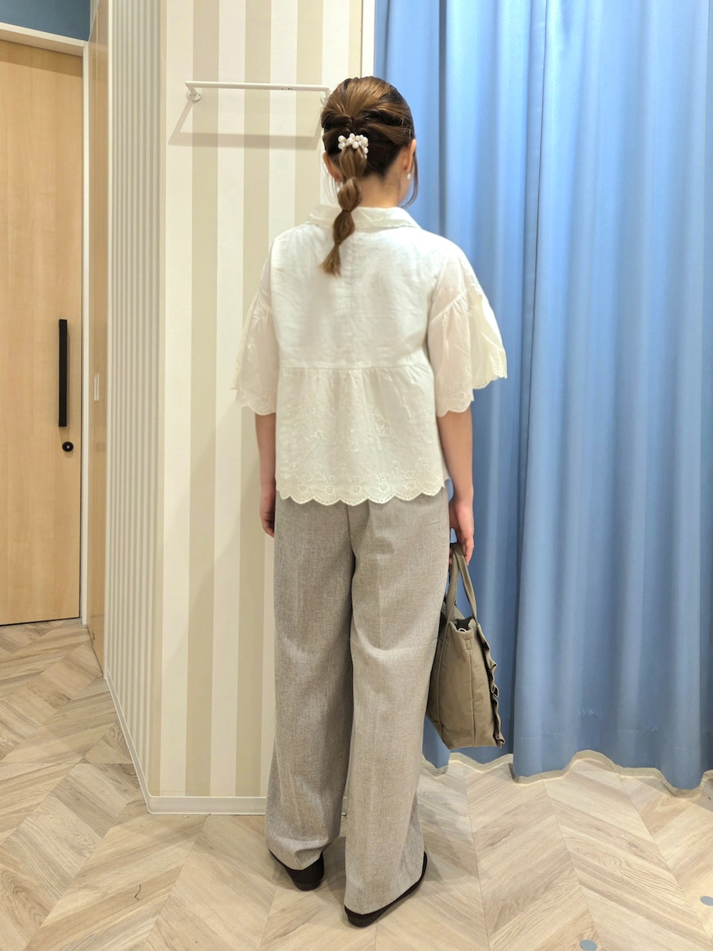 ホワイト系のシャツ/ブラウス、ブラウン系のその他パンツ、ブラウン系のその他シューズを着用したレディースの夏コーディネートの5枚目の写真