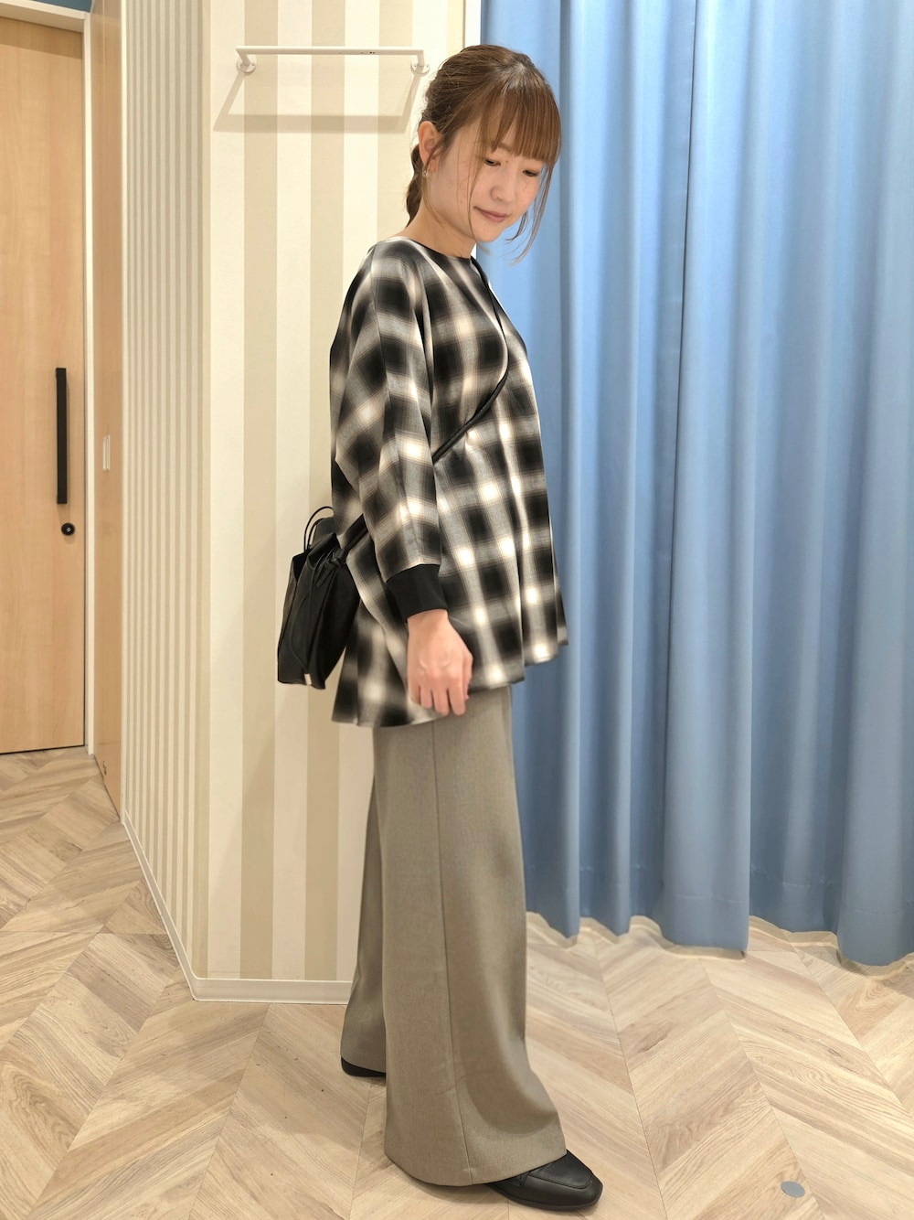 グレー系のシャツ/ブラウス、ベージュ系のその他パンツ、ブラック系のパンプスを着用したレディースの秋コーディネートの7枚目の写真