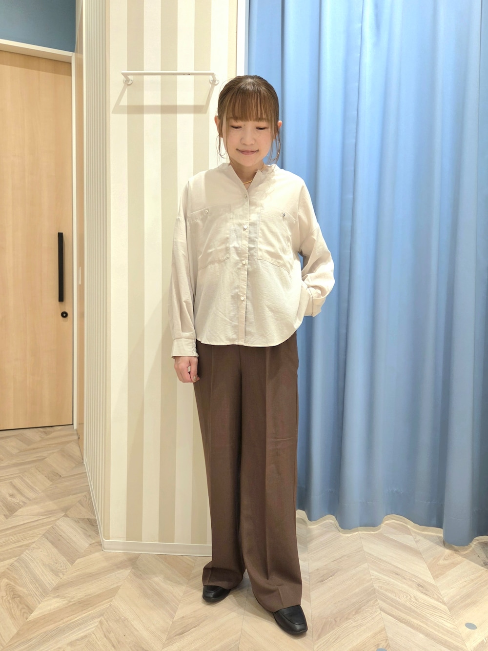 ベージュ系のシャツ/ブラウス、ホワイト系のTシャツ/カットソー、ブラウン系のその他パンツを着用したレディースの秋コーディネートの7枚目の写真