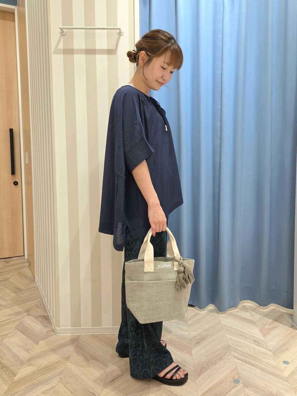 ブルー系のその他パンツ、ブラック系のサンダル、グレー系のトートバッグを着用したレディースの夏コーディネートの5枚目の写真