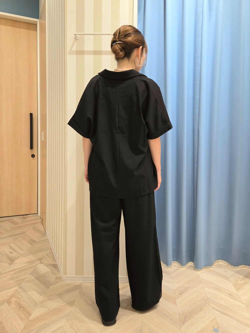 ブラック系のテーラードジャケット、ホワイト系のTシャツ/カットソー、ブラック系のその他パンツを着用したレディースの春コーディネートの3枚目の写真