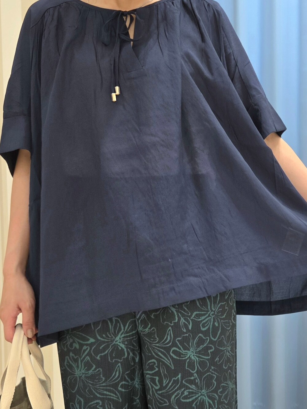 ブルー系のその他パンツ、ブラック系のサンダル、グレー系のトートバッグを着用したレディースの夏コーディネートの6枚目の写真