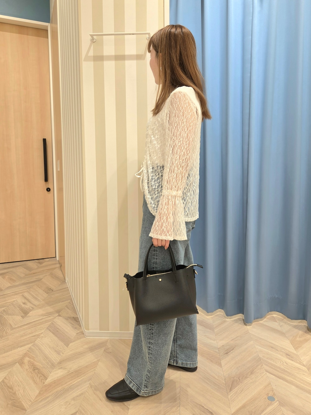 ホワイト系のTシャツ/カットソー、ホワイト系のタンクトップ、ブルー系のデニムパンツを着用したレディースの秋コーディネートの3枚目の写真