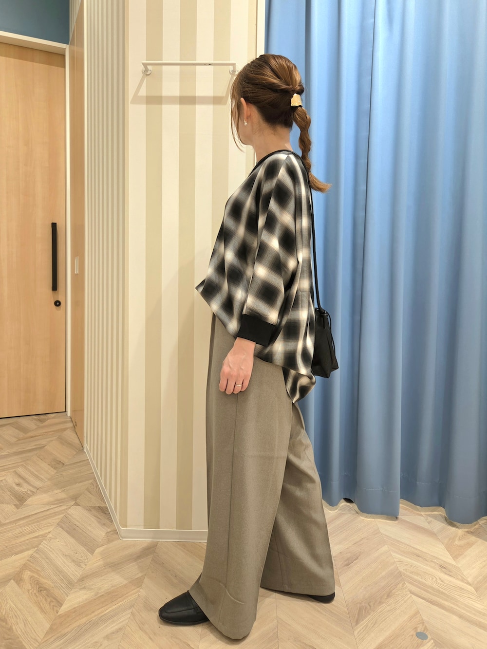 グレー系のシャツ/ブラウス、ベージュ系のその他パンツ、ブラック系のパンプスを着用したレディースの秋コーディネートの4枚目の写真