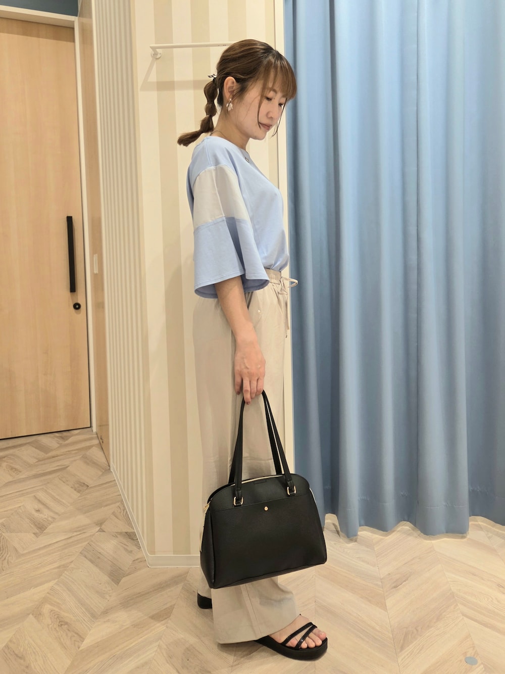 ブルー系のTシャツ/カットソー、ベージュ系のその他パンツ、ブラック系のサンダルを着用したレディースの春コーディネートの2枚目の写真