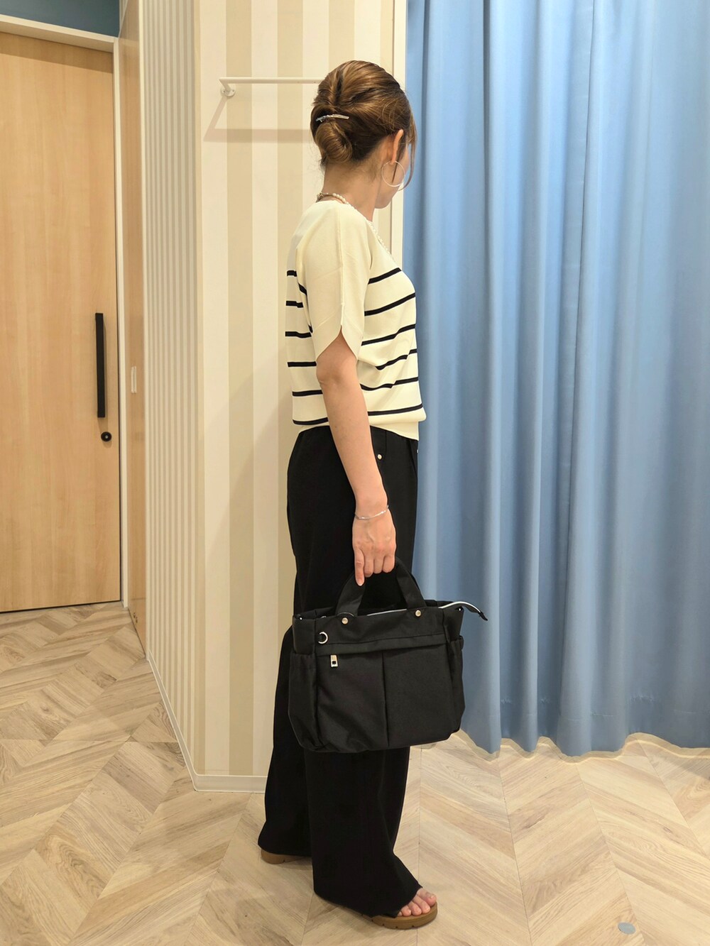 ベージュ系のニット/セーター、ブラック系のその他パンツ、ブラック系のサンダルを着用したレディースの春コーディネートの2枚目の写真